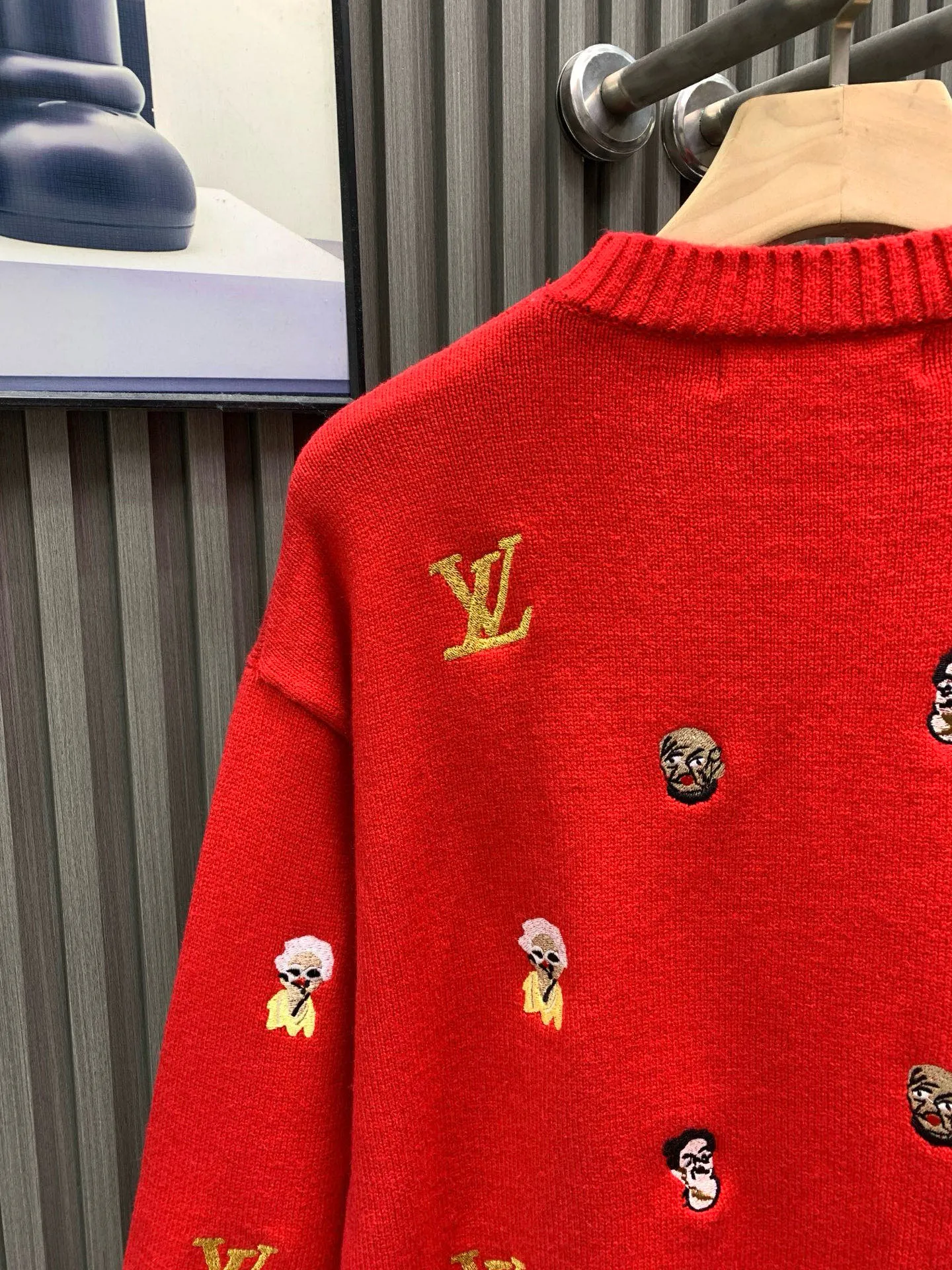 🅿️400 🀄️ Louis Vuitton 26* Autumn and Winter New Year's new products, same style for men and women. Classic logo jacquard logo, fashionable and versatile knitted sweater. Logo is embroidered with gold thread. The surrounding classic weird people's heads and faces are embroidered with complex craftsmanship. Ready-made clothes are crisp and draped with a sense of weight. Not only can they add a sense of fashion to daily wear, they feel soft, delicate, comfortable, breathable and not easily deformed. They are fashionable and individual and have a warm effect at the same time. The appearance is really nothing to say. Get it now